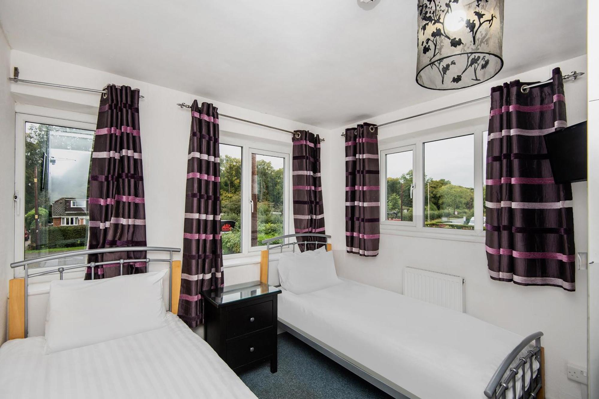 Chris'S Motel Stokenchurch Bagian luar foto