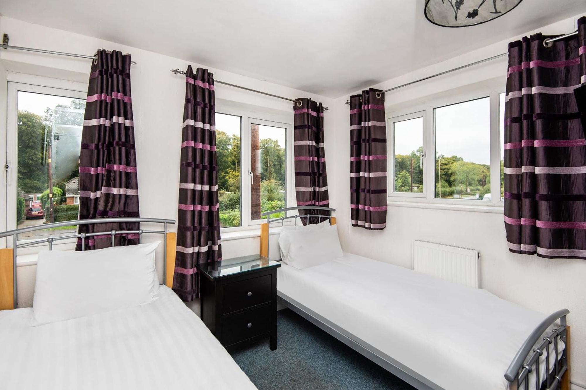 Chris'S Motel Stokenchurch Bagian luar foto