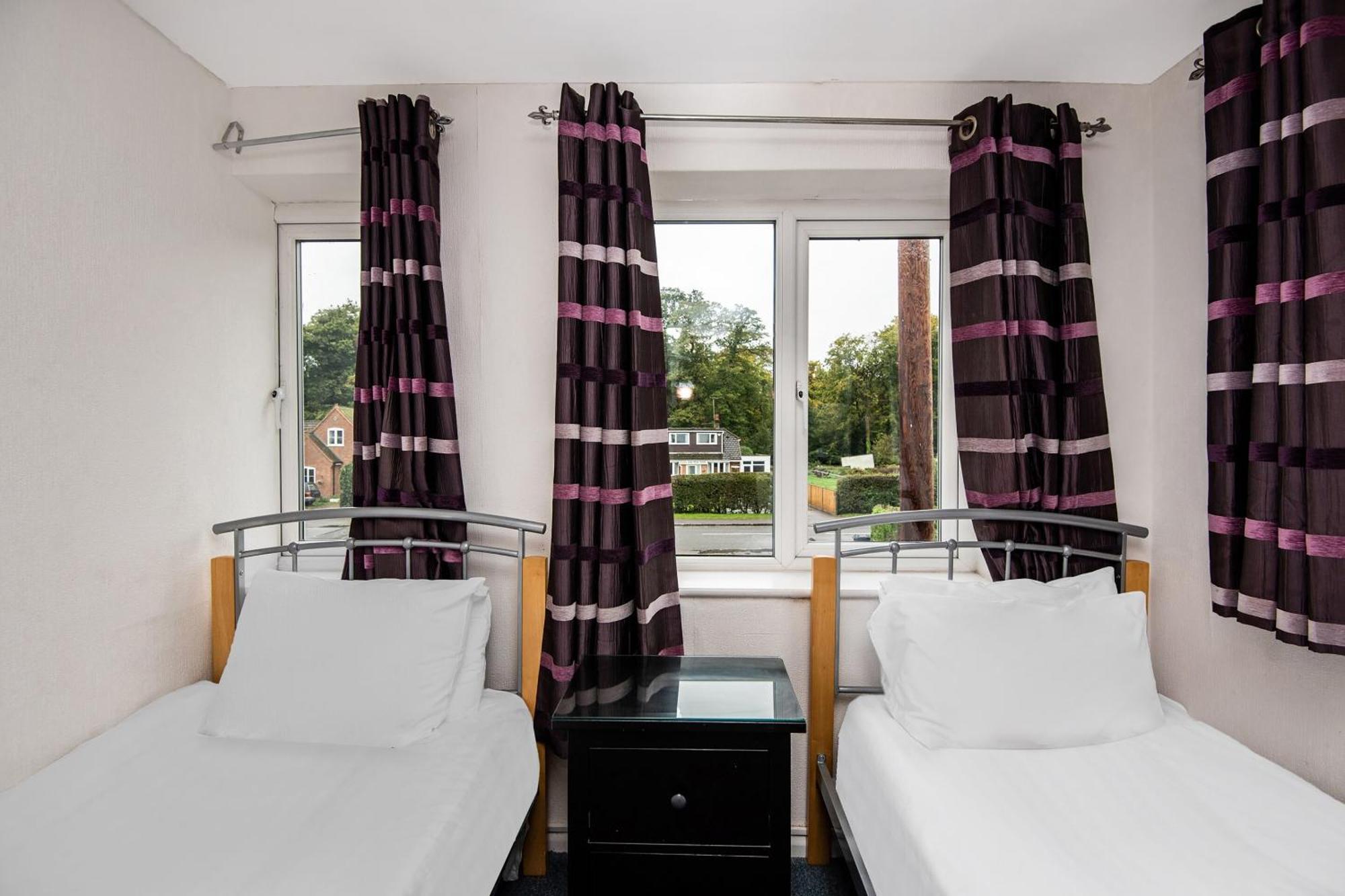 Chris'S Motel Stokenchurch Bagian luar foto