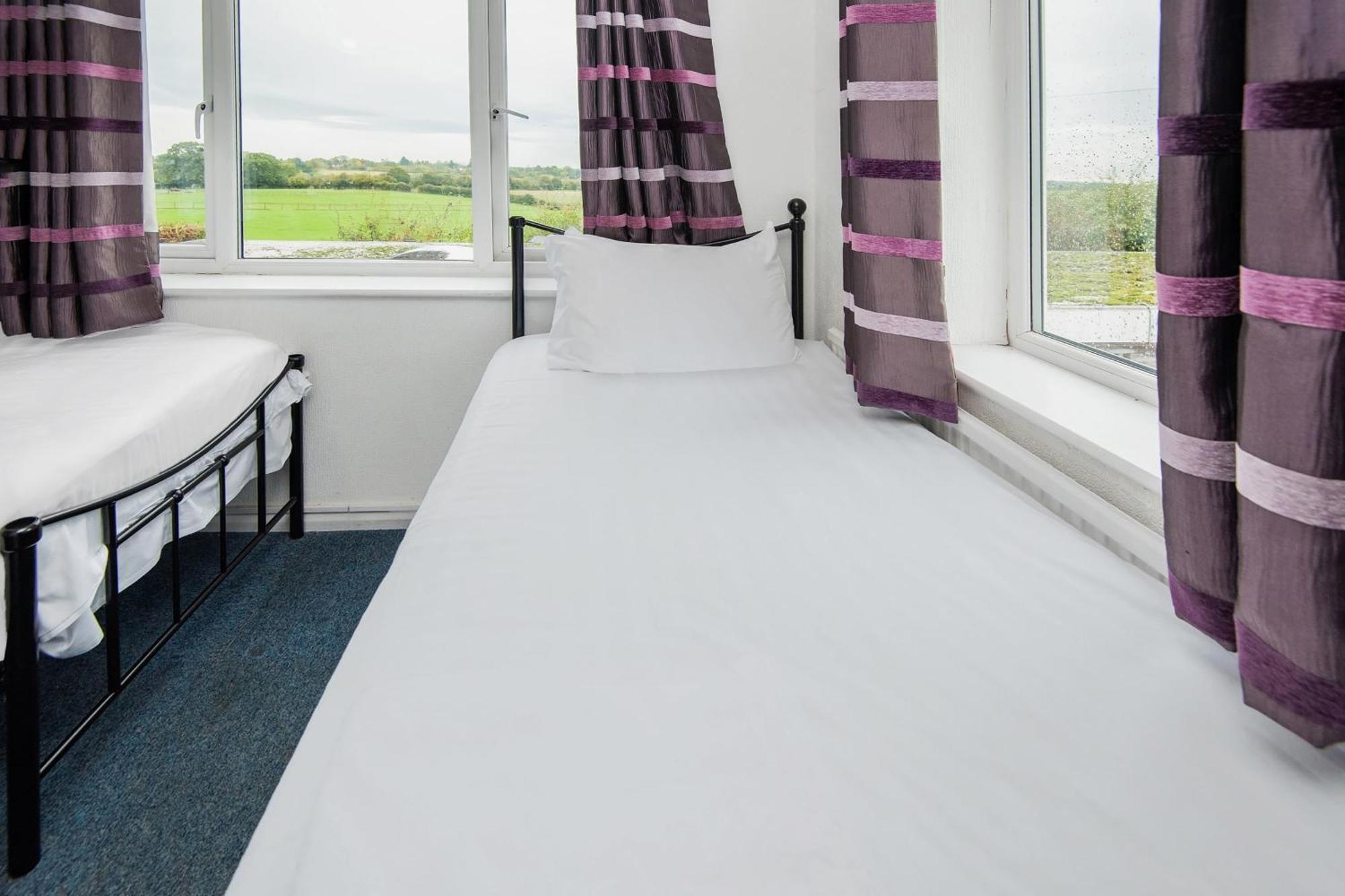 Chris'S Motel Stokenchurch Bagian luar foto