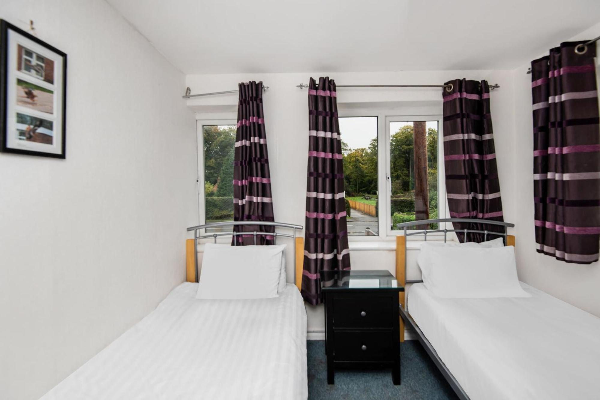 Chris'S Motel Stokenchurch Bagian luar foto