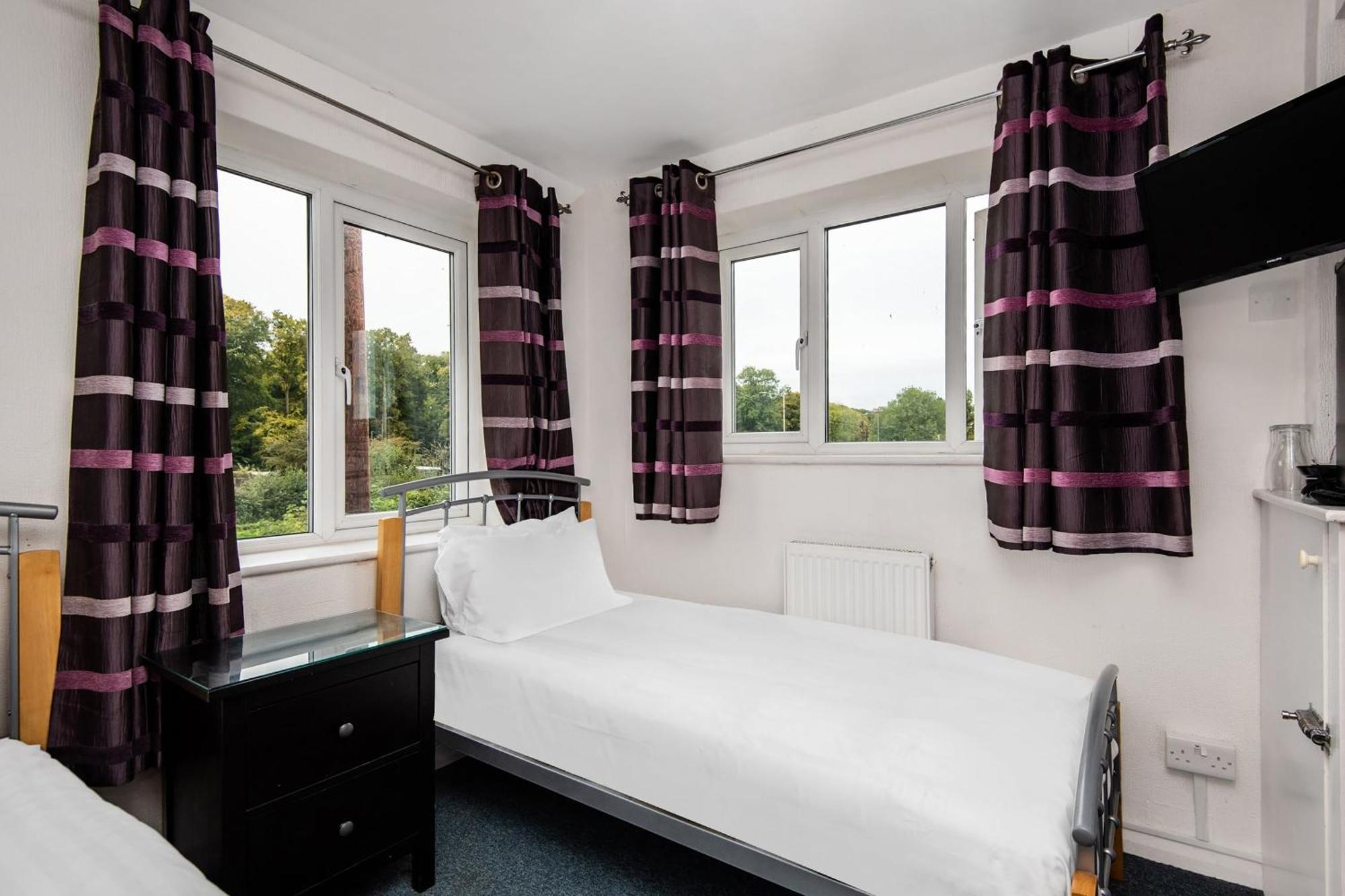 Chris'S Motel Stokenchurch Bagian luar foto